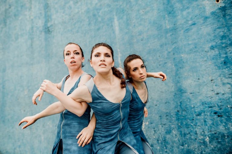 Tres mujeres con los brazos entrelazados con fondo de textura verde