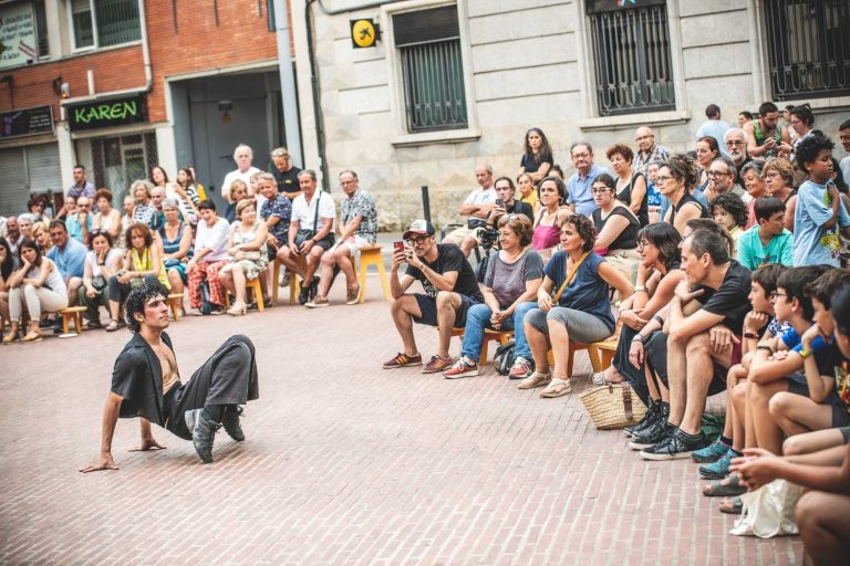 Chico presentándose delante de un público en un espectáculo de calle