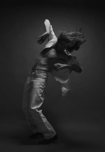 hombre bailando flamenco moderno con camisa abierta blanco y negro